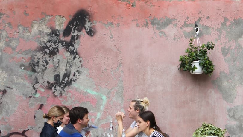 Des gens assis dans un café italien