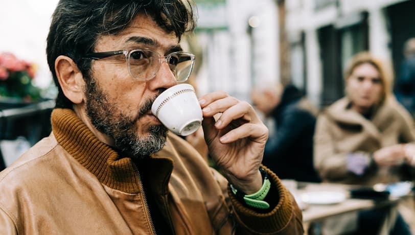 Homme buvant un expresso