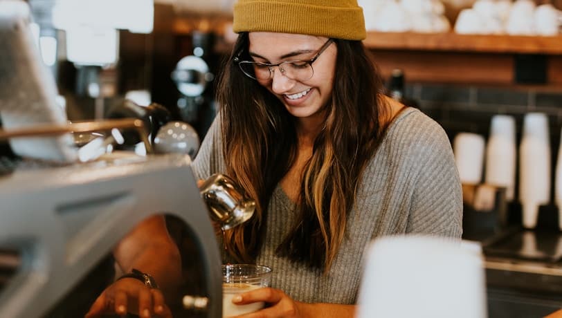 Femme préparant un café à la maison