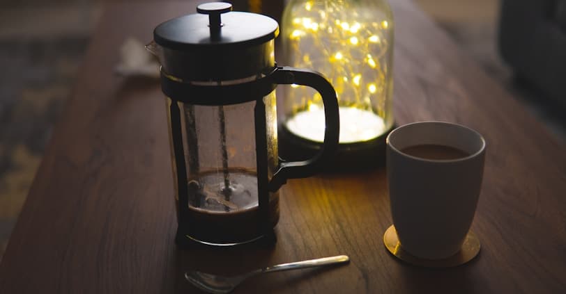 Tasse blanche et French press noire