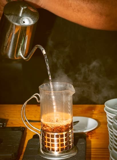 Personne préparant le café dans une French press