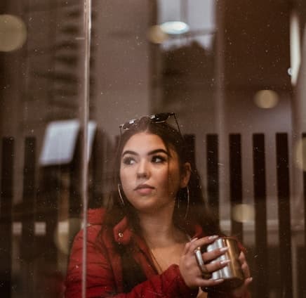 Femme tenant une tasse de café